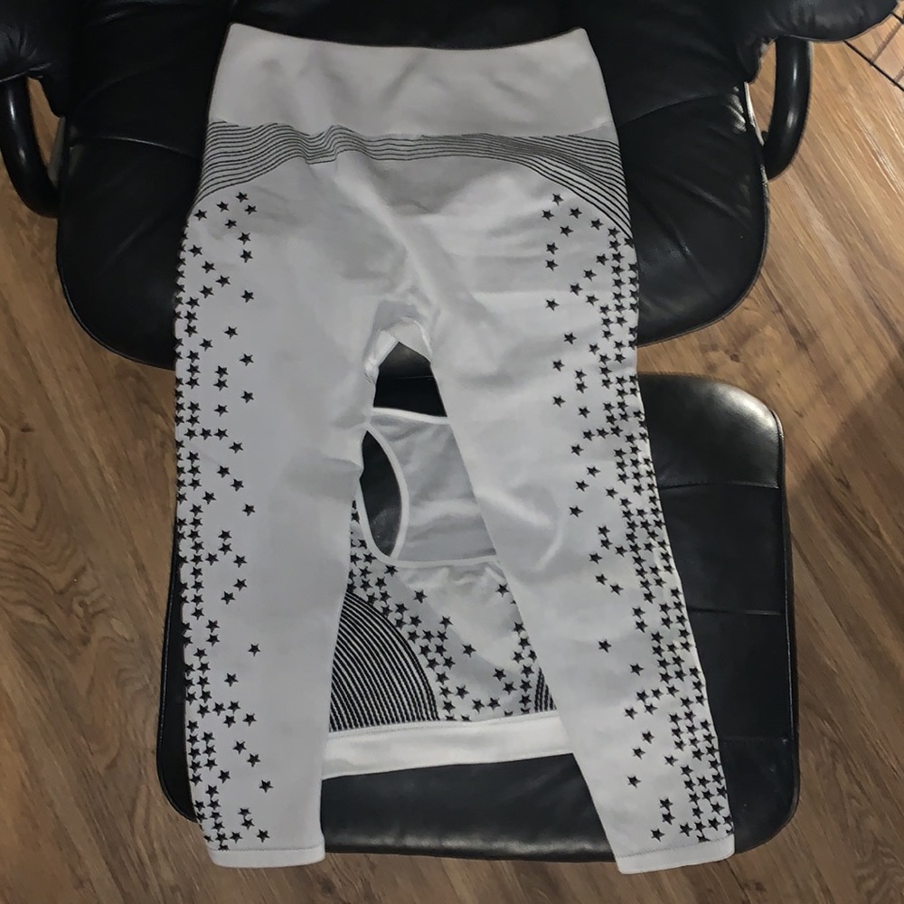 Fabletics Gray And Black Set Size Large Capri Len… - image 4